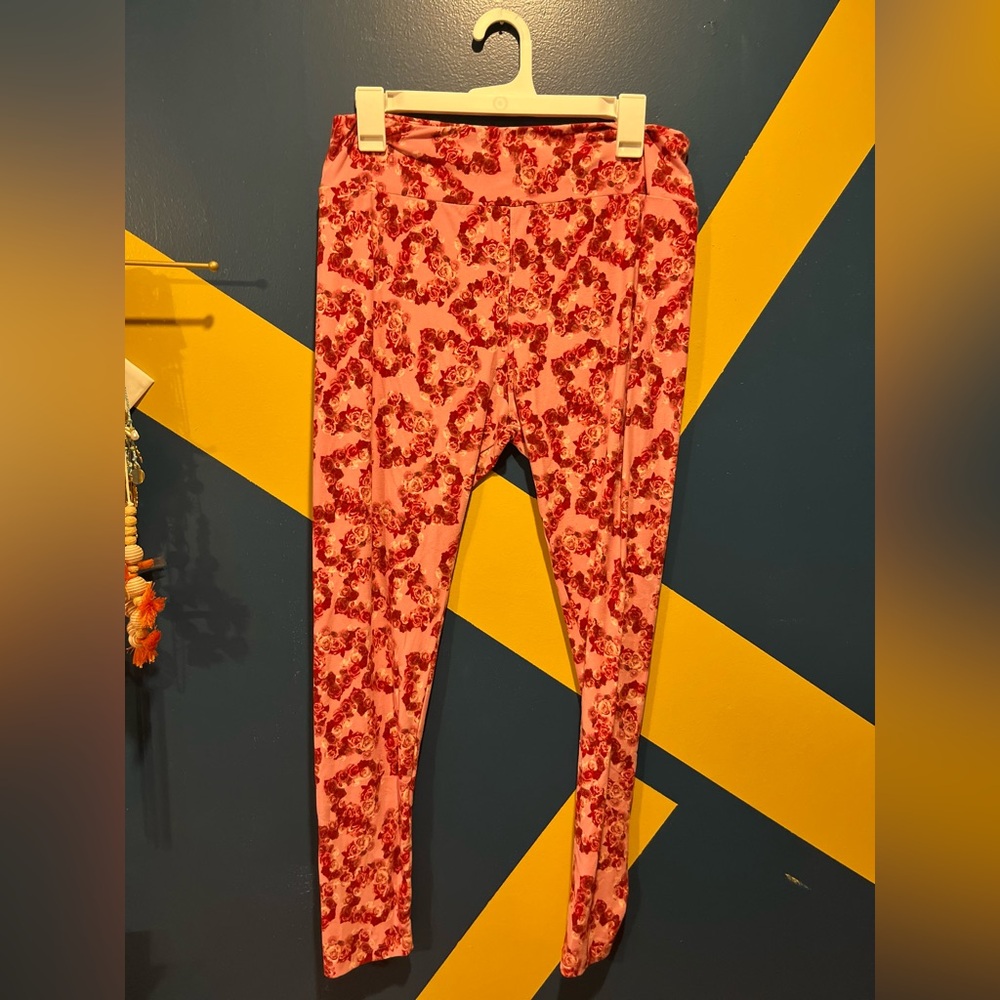 LuLaRoe Pink Rose Heart Print Tall & Curvy Leggings NWOT